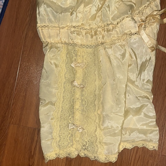 Urban Outfitters yellow romper - Picture 6 of 6